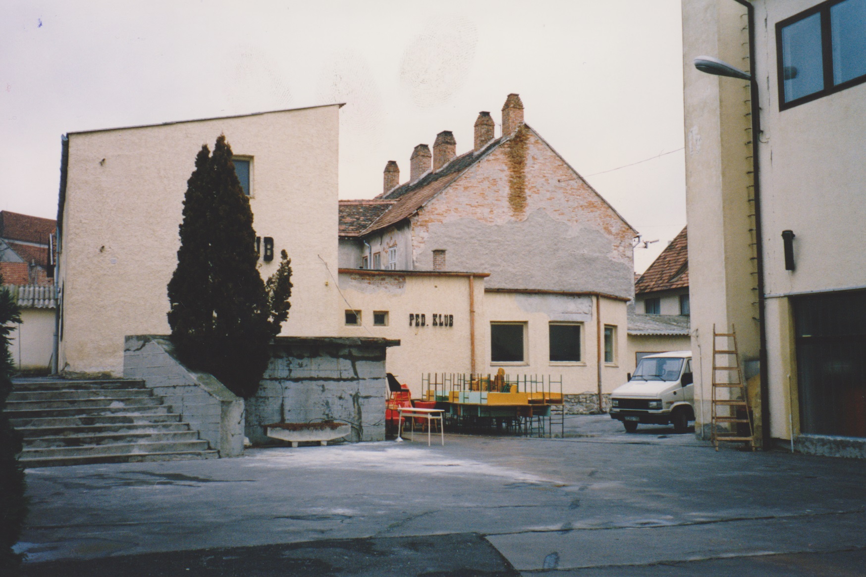 Régi klub - udvar felől